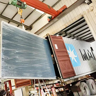 Dva stroja za peno, naložena v zabojnike na isti dan